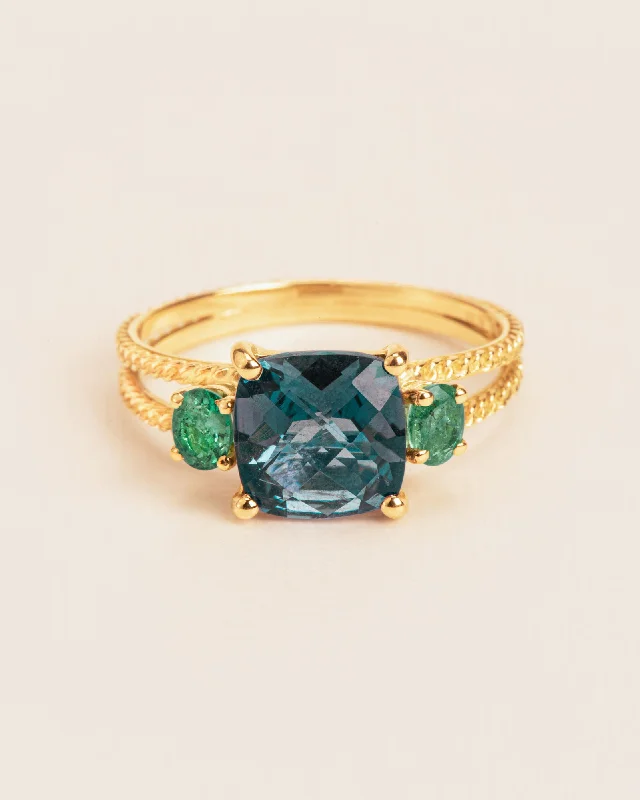 women’s minimalist rings-Chain textured 18K Gold Ring w. Topaz & Emerald