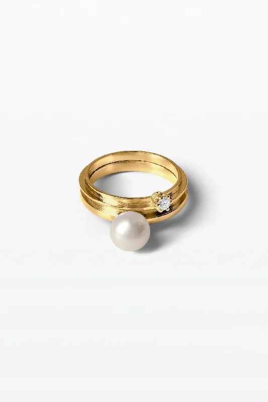 women’s gold-plated rings-Lustre 02 18K Gold Ring w. Diamond & Pearl